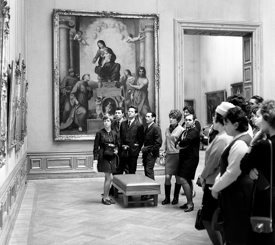 Pengunjung Soviet di Galeri Seni Dresden di Jerman Timur.