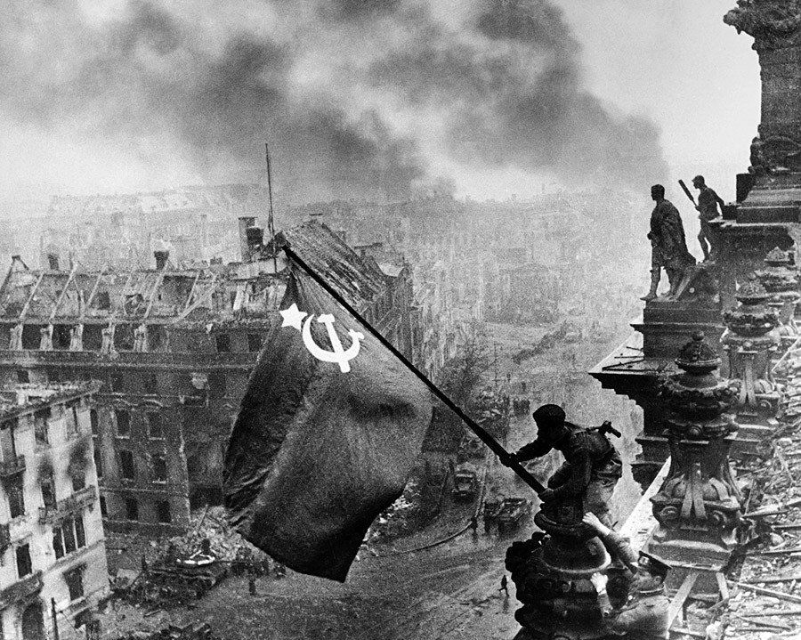 Zastava pobjede nad Reichstagom. Berlin, 1945.