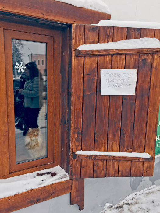Сѐ во Валдај како да е испомешано. Границата меѓу градот и околината е нејасна: дрвените селски улици – токму како на детски цртежи – стојат рамо до рамо со урбаните петкатници.  