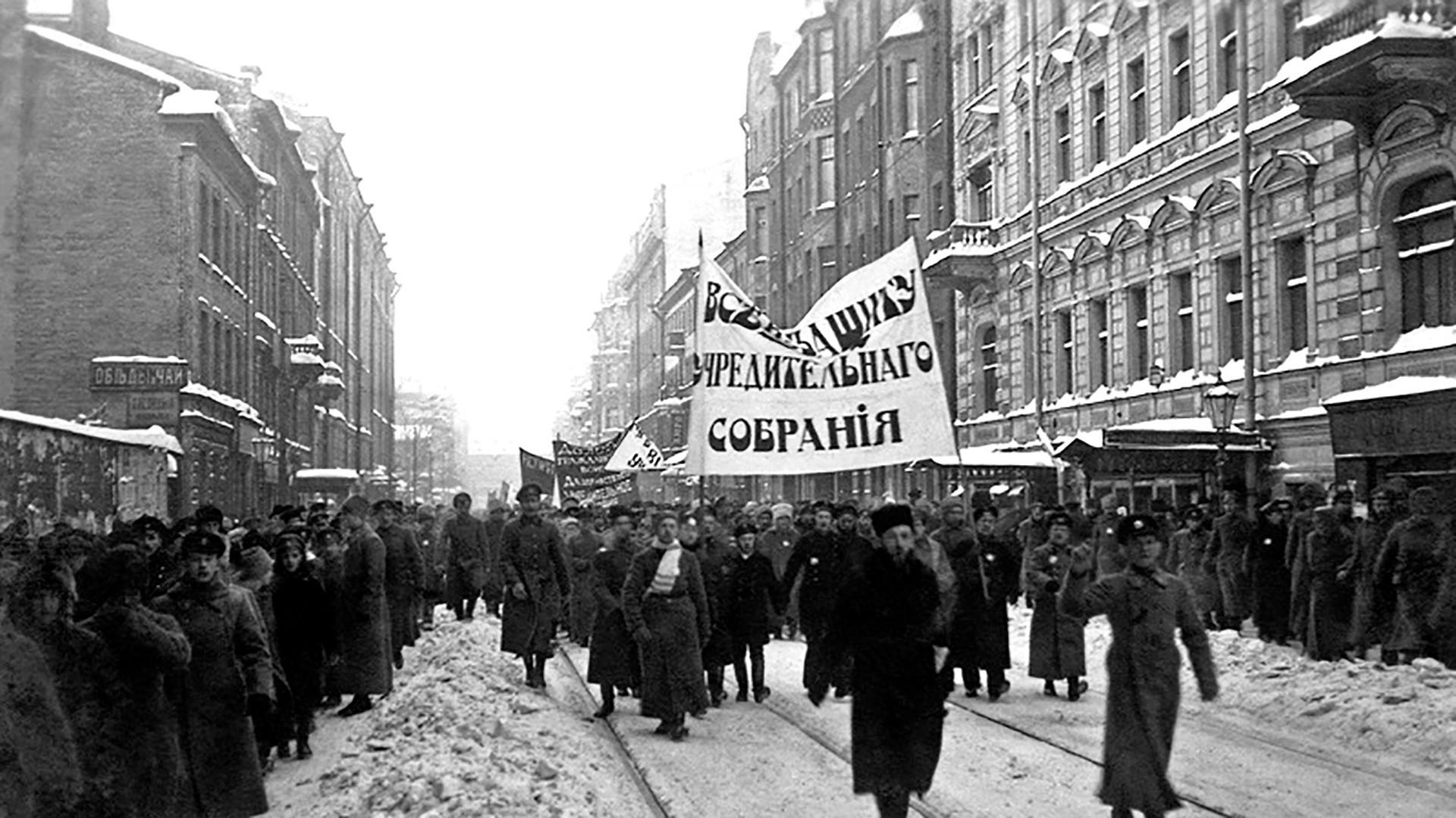 Bolshevik membubarkan demonstrasi pendukungan Majelis Konstituante dan menembak banyak partisipannya.