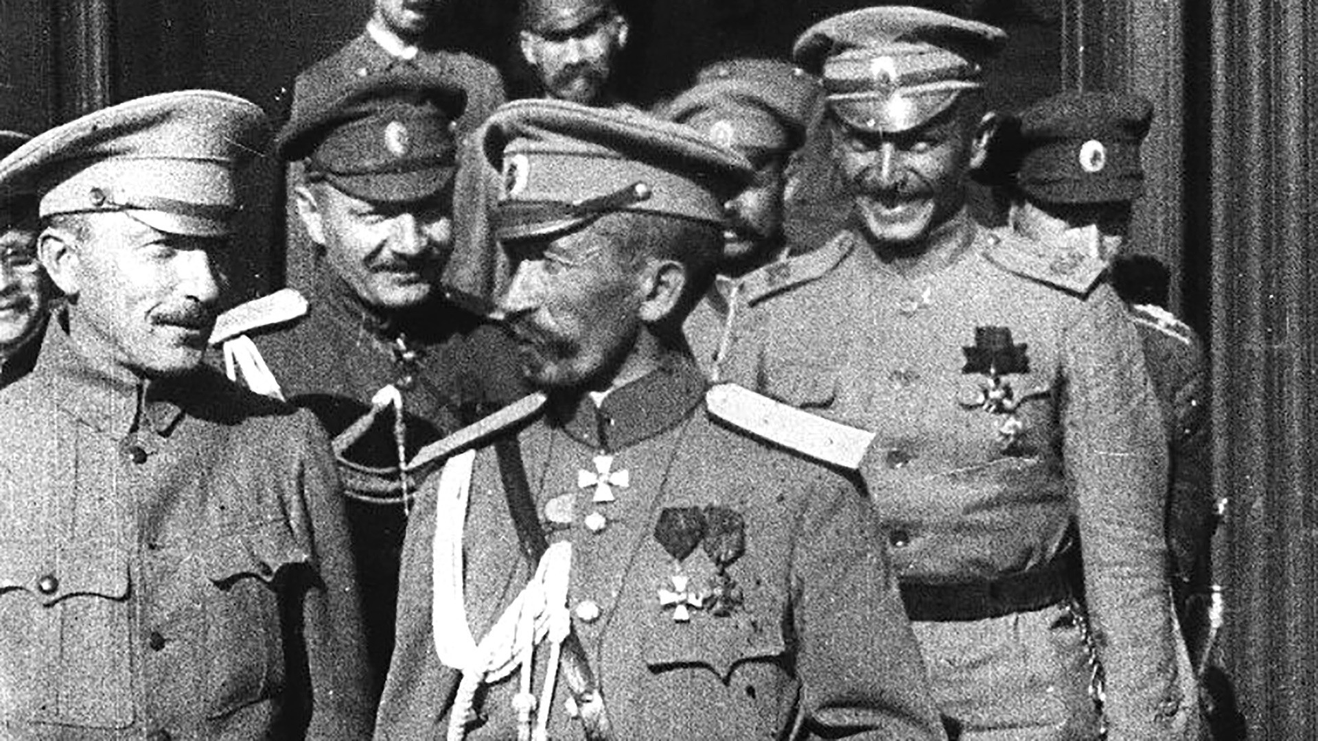 U kolovozu 1917. godine general Kornilov šalje trupe u Petrograd da se suprotstave privremenoj vladi.