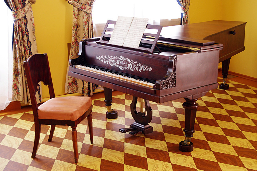 Piano besar Wirth yang dulu sering dimainkan Tchaikovsky kecil.