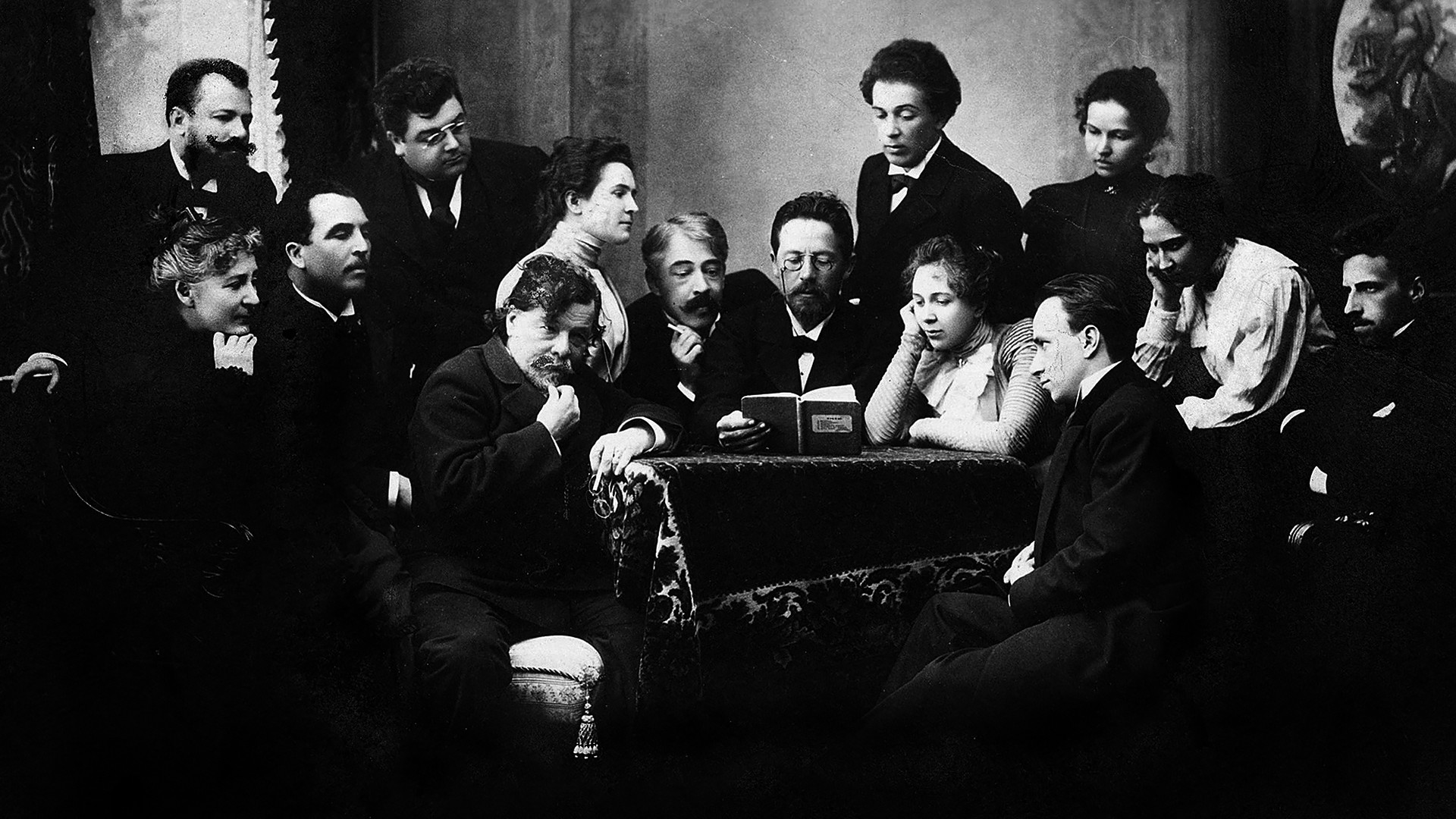 Chéjov y los actores del Teatro de Arte de Moscú: Konstantín Stanislavski (a la izq. de Chékhov), Olga Knipper (a la izq. de Stanislavski), Vsévolod Meyerhold (a la der.), Vladímir Nemiróvich Danchenko (de pie a la izq. de Chéjov) y otros.
