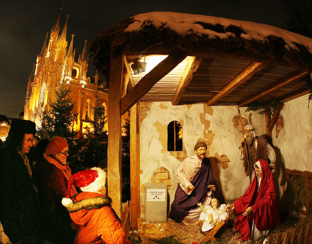 Das katholische Weihnachten wird natürlich schon am 24. Dezember gefeiert, wie hier an der katholischen Kirche in Moskau.