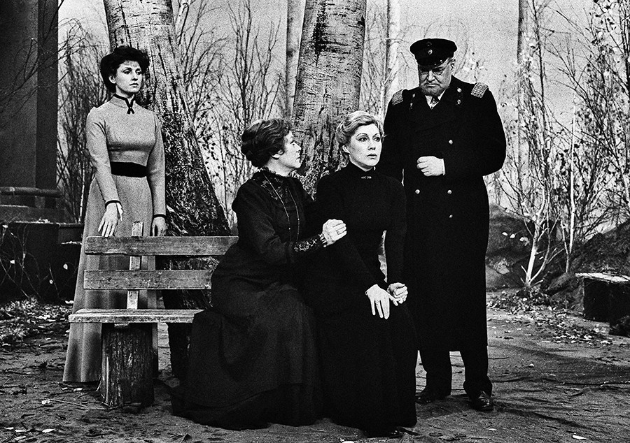 Peça televisionada baseada em “As três irmãs”, 1985. 