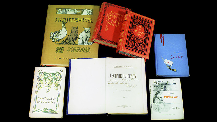 Primeiras edições de obras de Tchékhov em sua biblioteca.