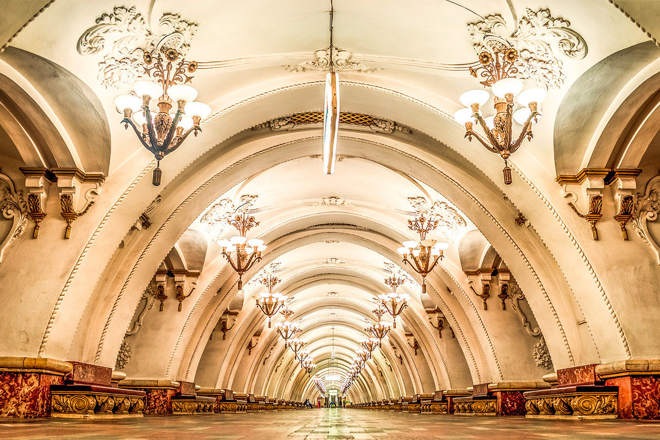 Метро москвы арбатско покровская. Станция Арбатская Арбатско-Покровская. Станция метро Арбатская Арбатско-Покровской линии. Арбатская станция метро Кольцевая линия. Московское метро станция Арбатская.