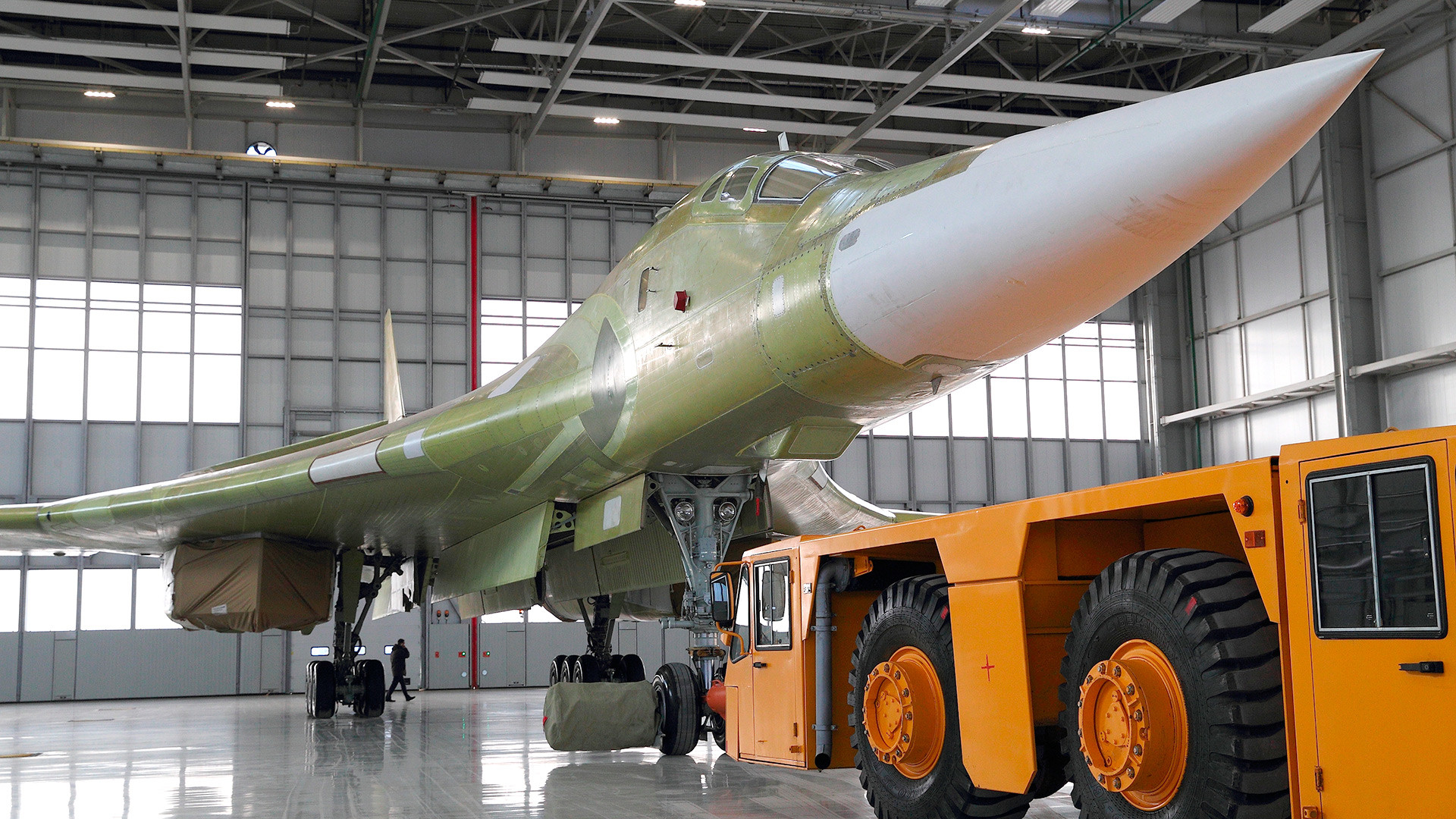 Опитен образец на самолета Ту-160М2 в казанския авиозавод 