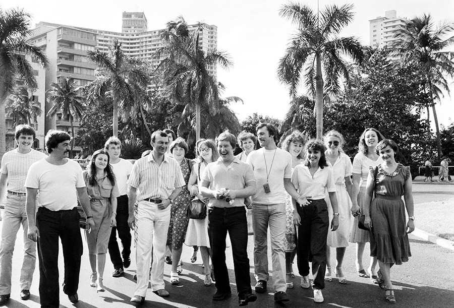 キューバ、ハバナ。ムルマンスク（ソ連）からの観光者、1983年2月1日。