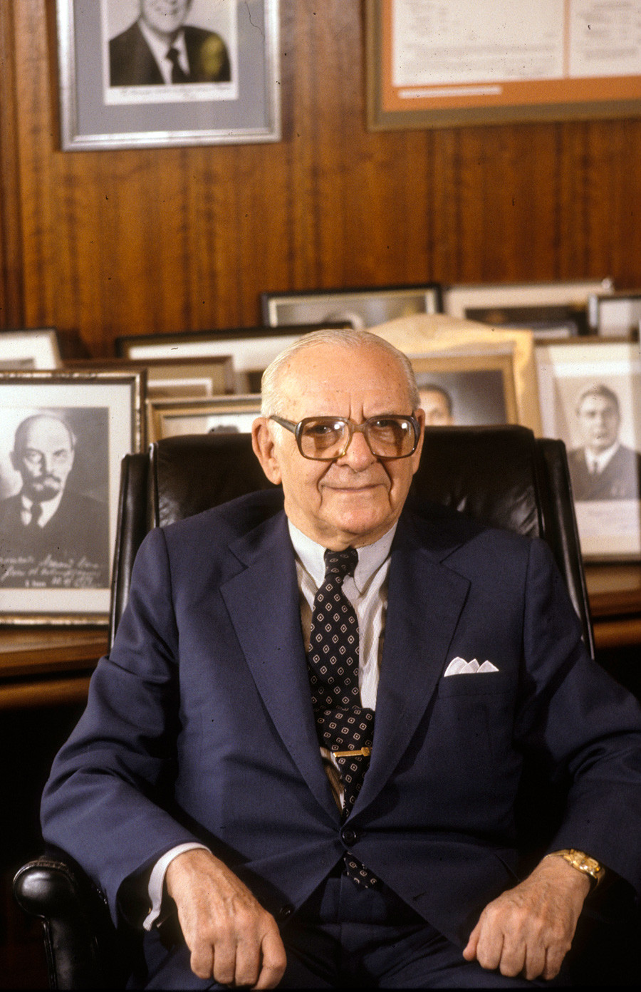 Armand Hammer in his office in Los Angeles (1980), with a portrait of Lenin on the background.