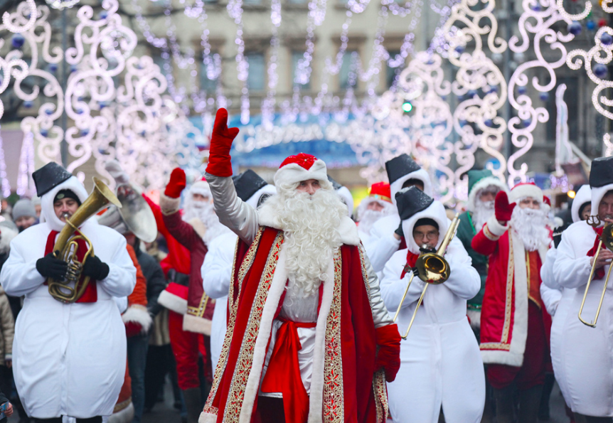 
Povorka Snežakov na čelu z Dedkom Mrazom na Pionirskem trgu v Sankt Peterburgu.
