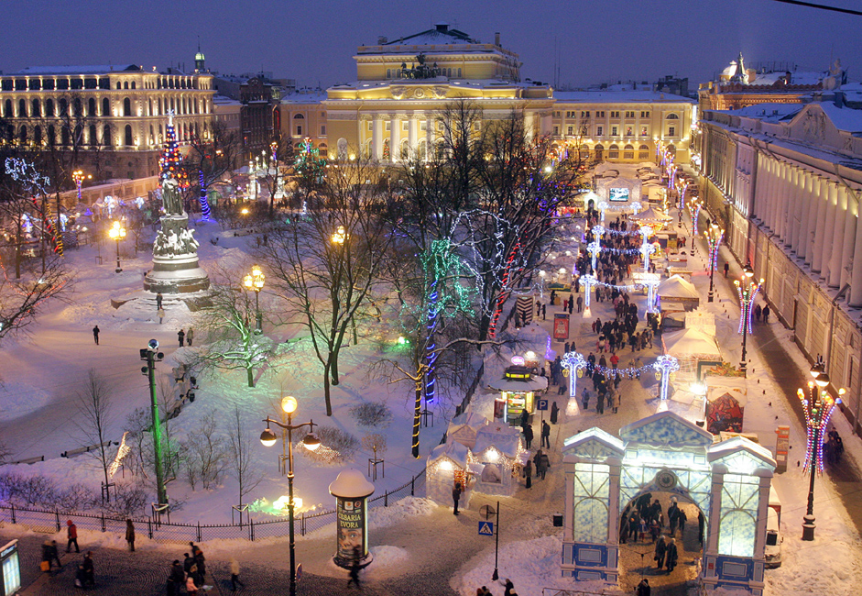 Obiskovalci uživajo na trgu Ostrovskega v Sankt Peterburgu.