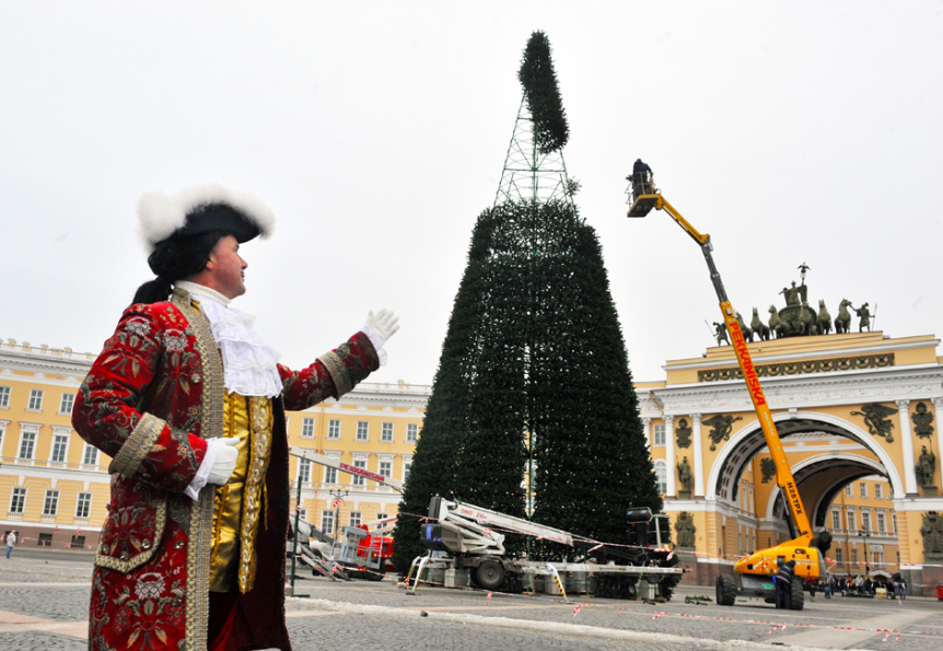 Postavljanje jelke na Trgu palač v Sankt Peterburgu. Na sliki: človek v zgodovinskem kostumu iz časa Petra Velikega. 