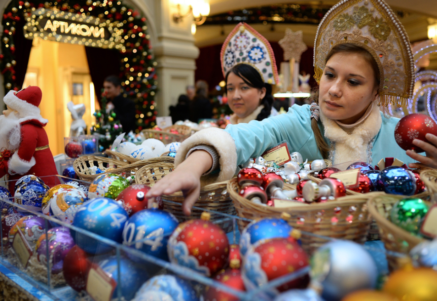 Prodajalke, oblečene kot Sneguročke, spremljevalke Dedka Mraza iz ruskih pravljic, v času novoletnega sejma v državni veleblagovnici GUM v Moskvi.