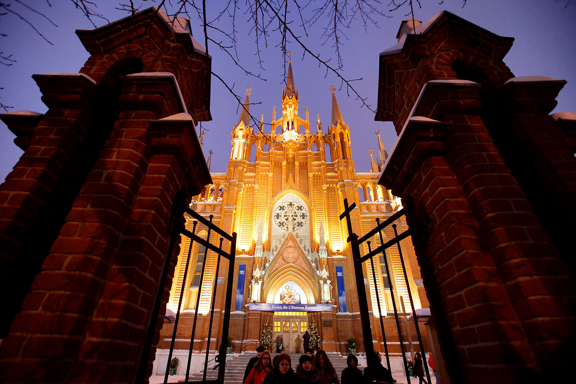 Umat Katolik di sekitar Katedral Santa Perawan Maria Dikandung Tanpa Noda pada perayaan Natal Katolik di Moskow. 
