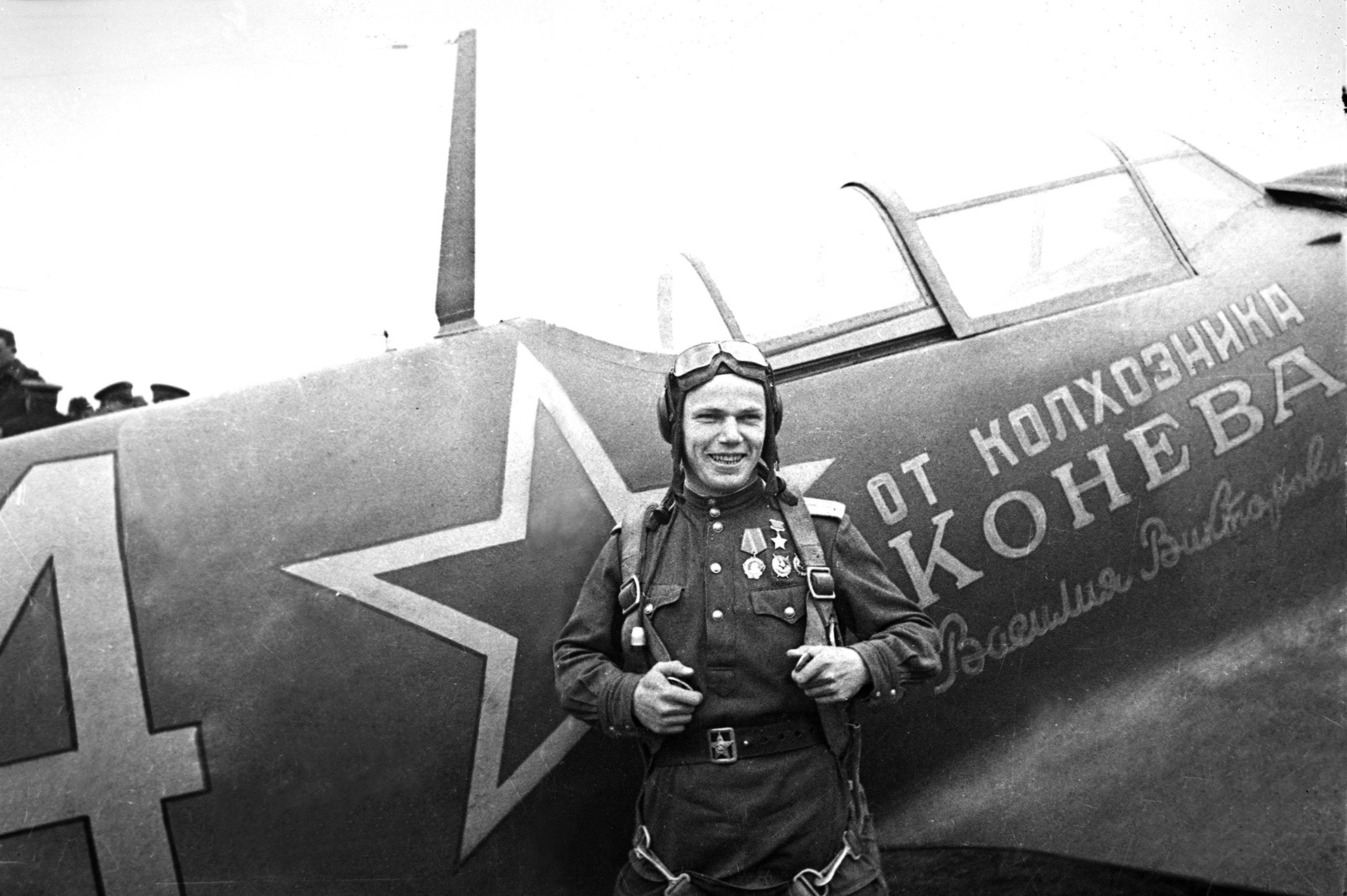 Летчик бомбардировщик герой советского союза хрюкин. Летчики герои советского Союза Кожедуб. Летчик АС Кожедуб.