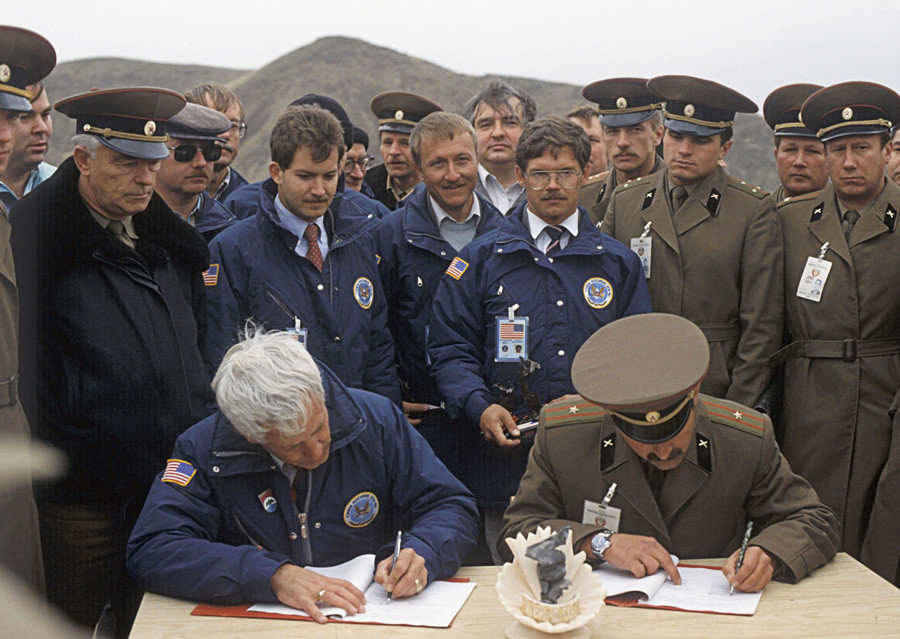 Полковник С. Петренко и капитан Джон Уилямс, ръководител на американската военна делегация подписват договора за SS-23 Spider