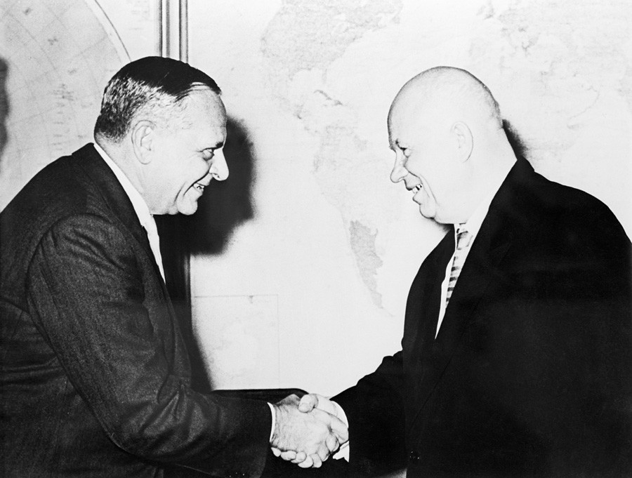 Арманд Хамър и съветския премиер Никита Хрушчов се ръкуват преди среща в Москва, 1961 г.
