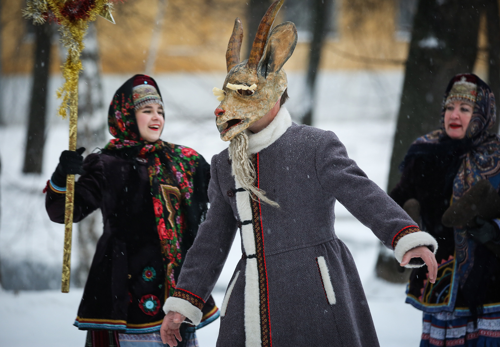 Aktor Teater Uzorochye menyanyikan Pujian Natal.