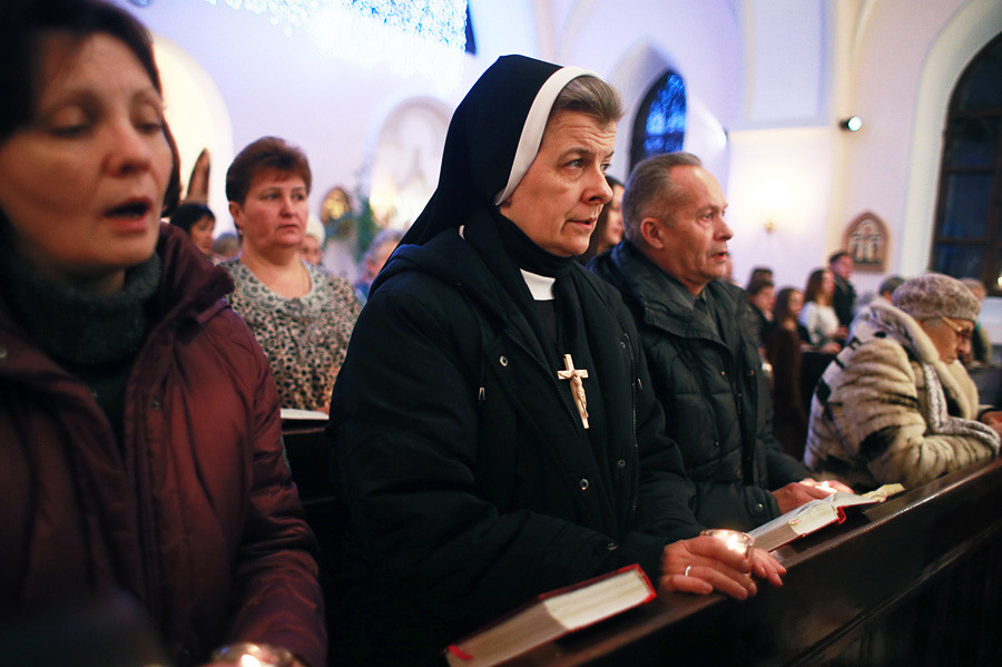 Creyentes asistiendo a la tradicional misa de víspera de Navidad en la Iglesia de Nuestra Señora del Rosario en Vladímir.