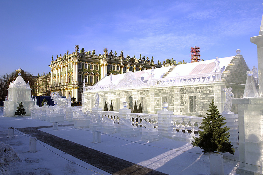 Palácio de Gelo na Praça do Palácio, em São Petersburgo. Cópia livre do Palácio de Gelo construído durante o reinado da imperatriz Anna Ioanovna, no século 18.