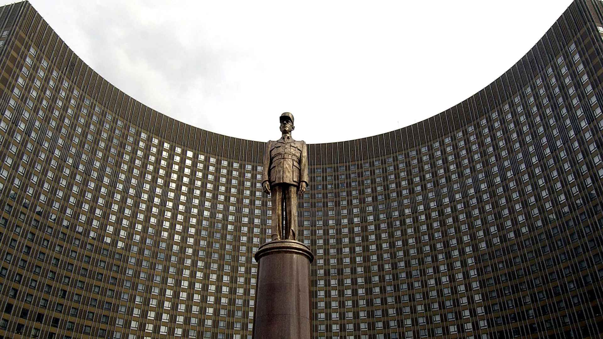 Паметник на Шарл дьо Гол в Москва.
