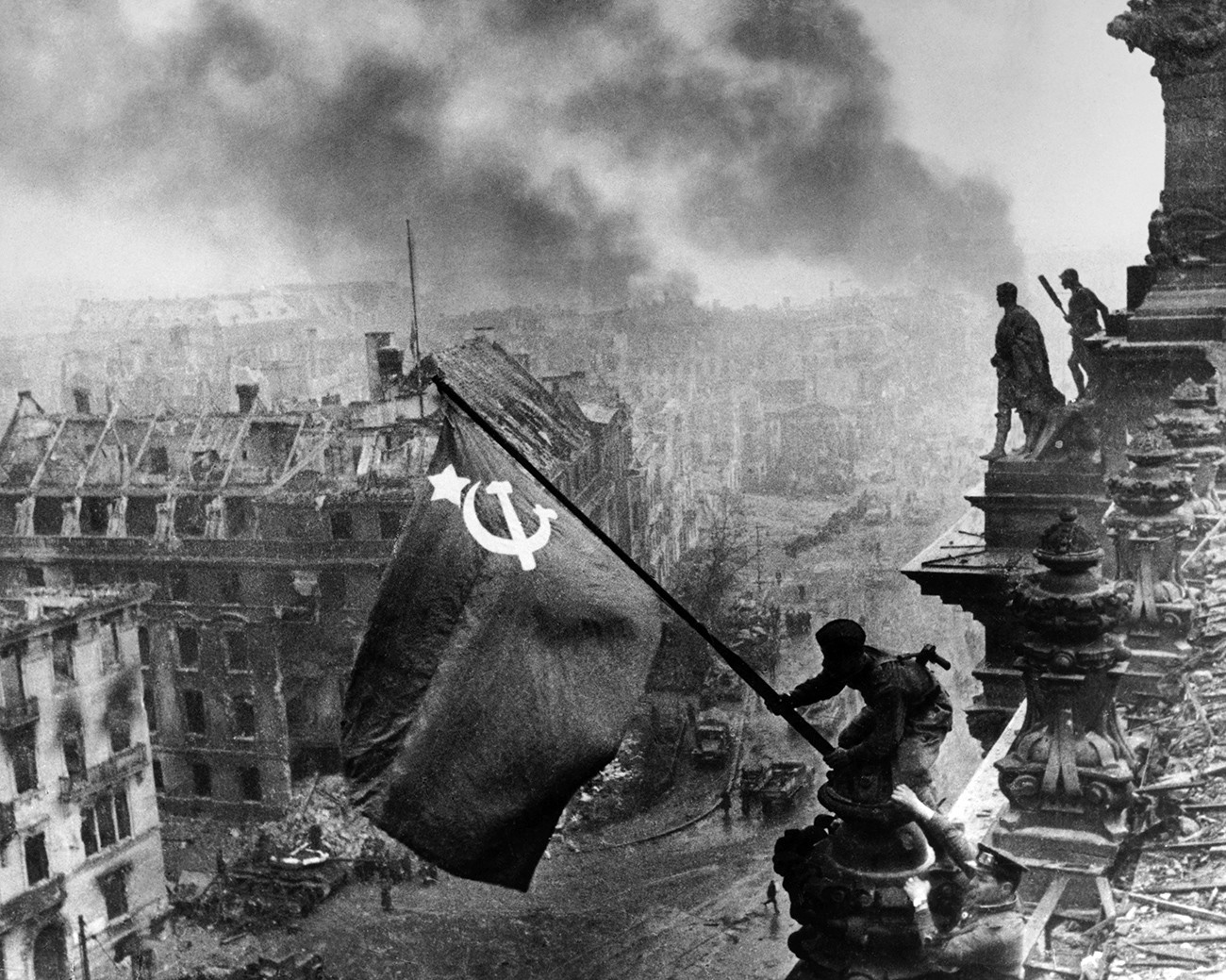 La Bandera de la Victoria ondea sobre el Reichstag. 1945.