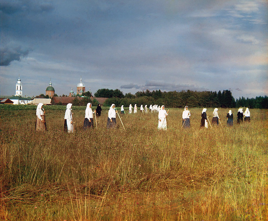 Iskušenice Leušinskog ženskog manastira blizu Mologa.