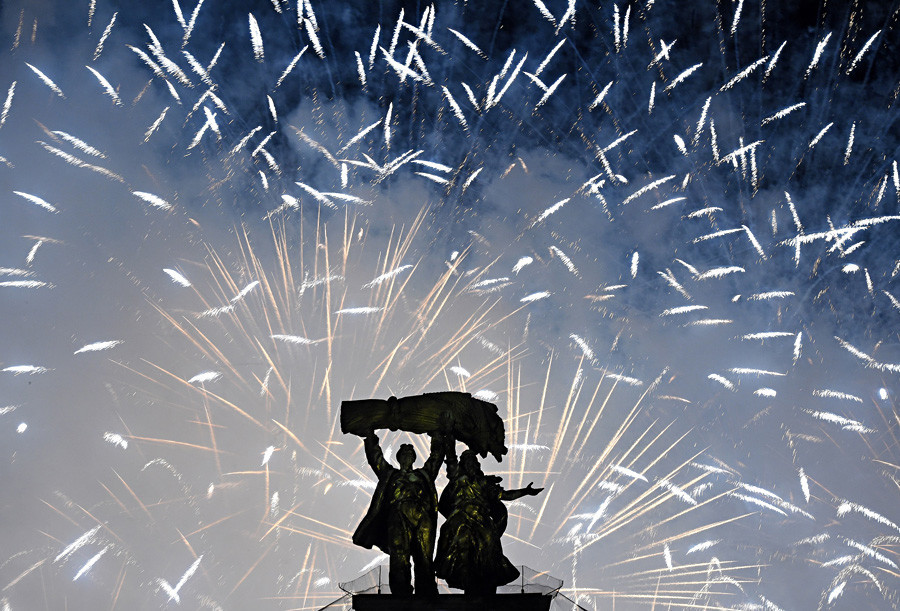 Fogos de artifício no céu de Moscou marcaram o 72º aniversário do Dia da Vitória, em 1945. 
