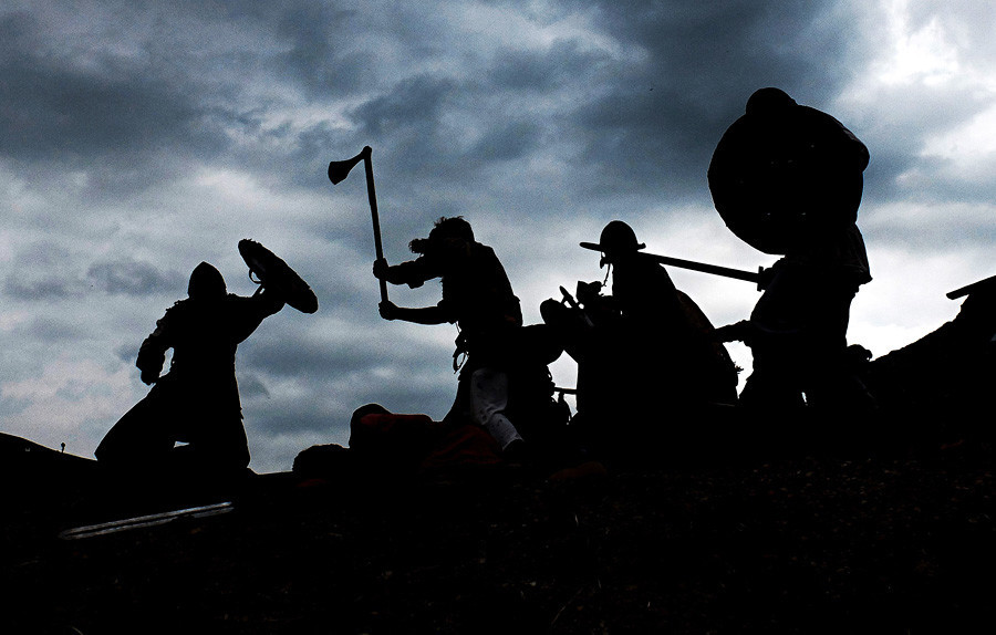 Participantes de encenação de batalha viking em Aluchta. 