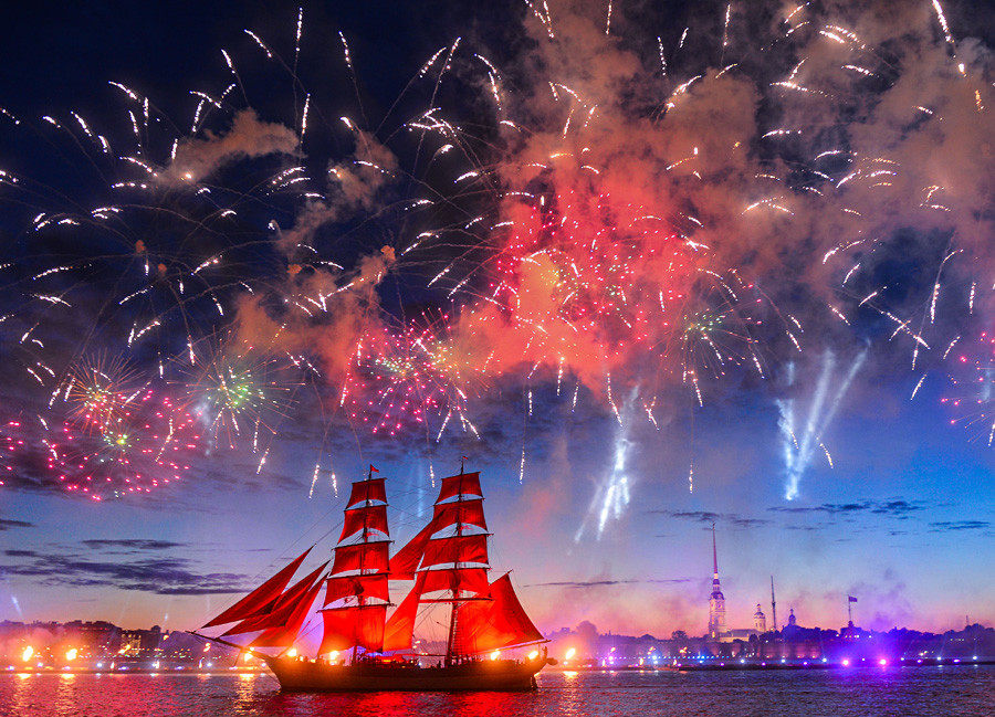 サンクトペテルブルクで行われた式典“緋色の帆”で赤い帆を掲げたスウェーデン船“トレ・クロノール”
