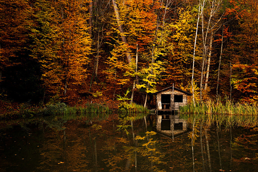 クリミアのアイ・ペトリ山の湖畔の小屋