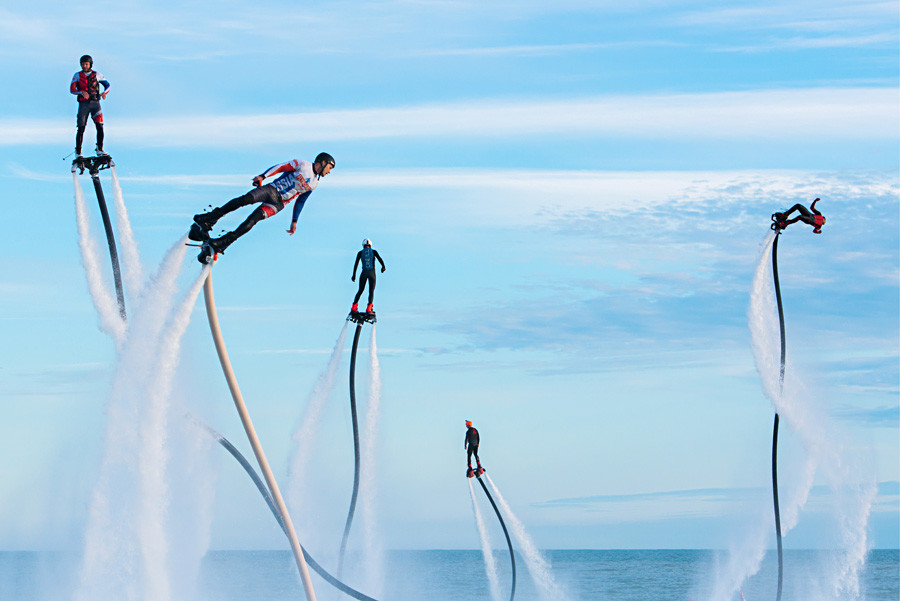Para peserta festival olahraga air ekstrem Flyboard Record unjuk kebolehan di Laut Hitam, tak jauh dari Hotel Sport Inn, Sochi.