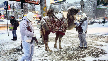 Маскирани вооружени луѓе шетаат камила по Новосибирск