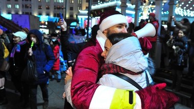Руски Дедо Мразовци делеа прегратки и љубов во центарот на Москва