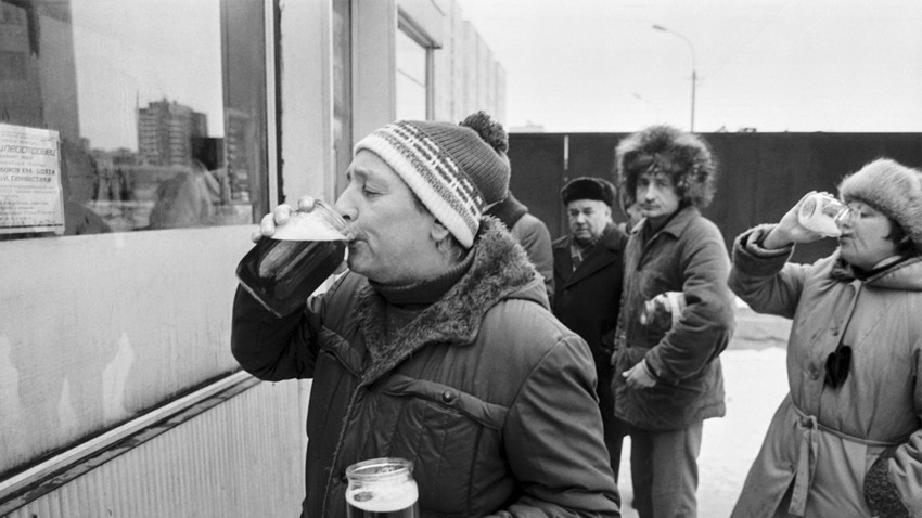 Санкт Петербург, Русия. 1 януари 1992 г. Хора пият бира пред улична будка.