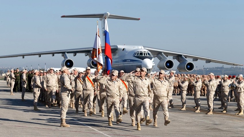 Parada ruskih vojaških enot, nameščenih v Hmejmimu decembra 2017.