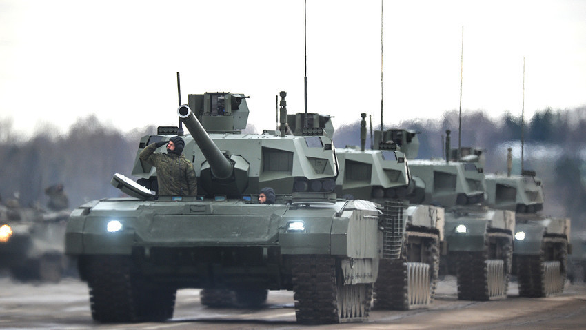 Tank T-14 Armata saat latihan parade.