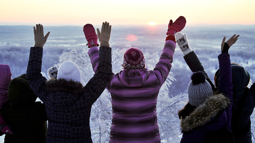 Pessoas comemoram o primeiro nascer do sol de 2018 em Murmansk, que marca o fim da “noite polar”.
