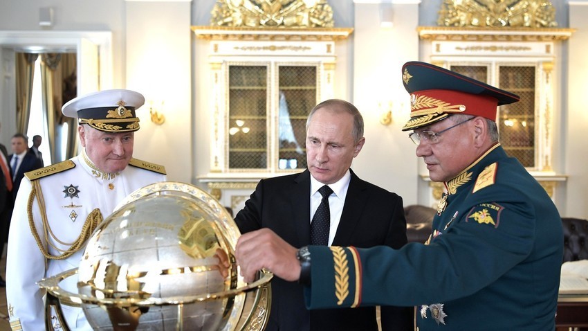 Адмирал Владимир Корољов (командант на Руската воена морнарица,), Владимир Путин и Сергеј Шојгу (министер за одбрана на РФ)