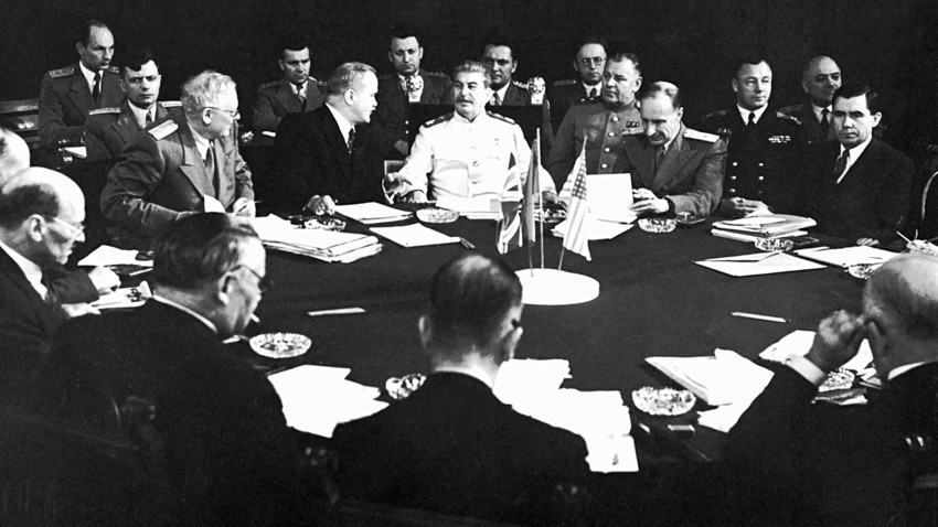 Јосиф Стаљин (у центру), Вјачеслав Молотов (лево), Андреј Вишински (десно) и други чланови совјетске делегације на Потсдамској конференцији. Берлин, јул-август 1945.