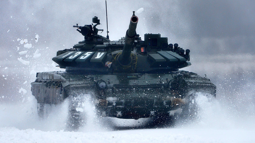 Руски танк Т-72БЗ в действие.
