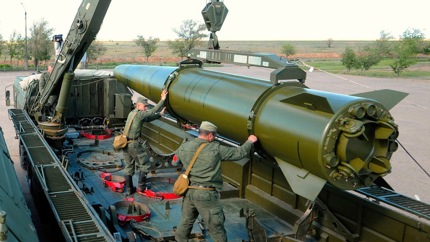 Војници припремају ракету за лансирање на систему „Искандер-М”.
