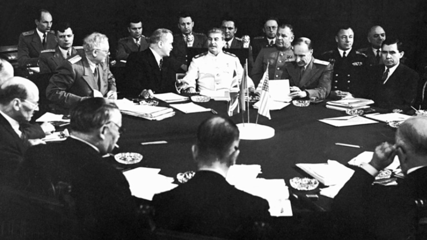 Stalin (v sredini), Vjačeslav Molotov (levo), Andrej Višinski (desno) in drugi člani sovjetske delegacije v konferenci v Potsdamu. Berlin, julij-avgust 1945.