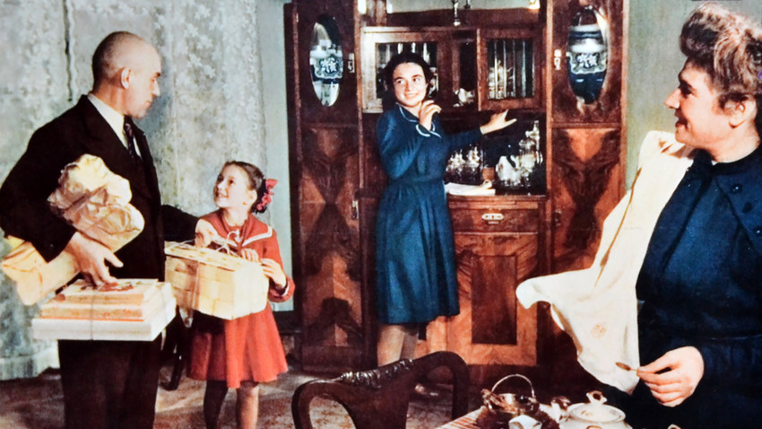 Famille soviétique dans un appartement des classes supérieures des années 1950