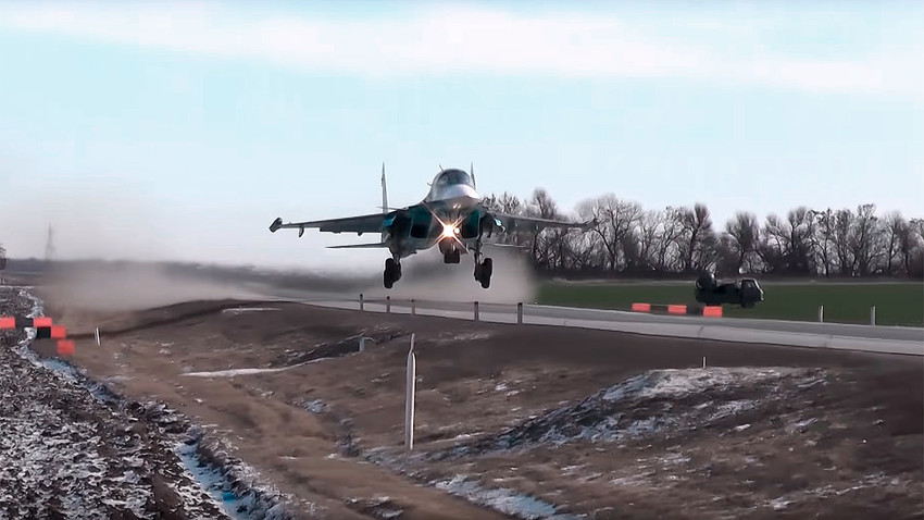 Bombardeiro pesado Su-34 pousa em estrada rural 1.000 km ao sul de Moscou