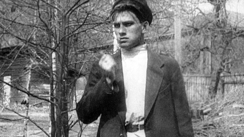 Mladi Vladimir Majakovski je izgledal kot nekdo, ki bi se stepel z vsakim človekom, ki bi mu stopil na pot. Mogoče gre za pretiravanje, toda dejstvo je, da se je pisatelj zares kdaj tudi stepel s svojimi kolegi.