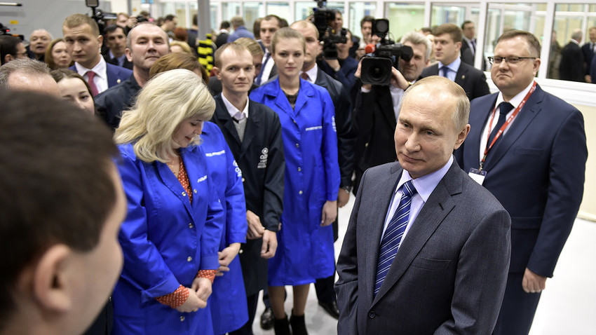 При посетата на фабриката, Путин одеднаш покажа и нежност.