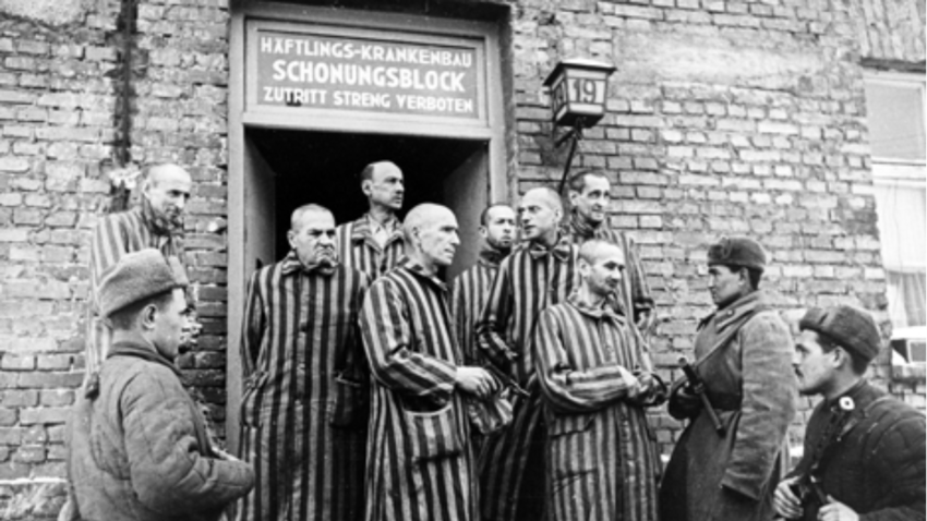 Žrtve nacističnega koncentracijskega taborišča Auschwitz (Oswiecim) in sovjetski vojaki 