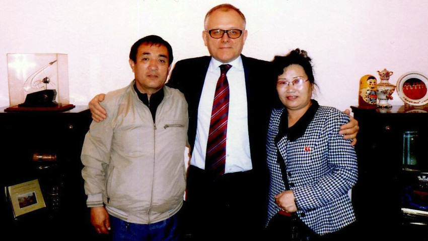 Vladimir Li (kiri) dan istrinya (kanan) berfoto bersama Dubes Rusia untuk Korea Utara Alexander Matsegora (tengah).
